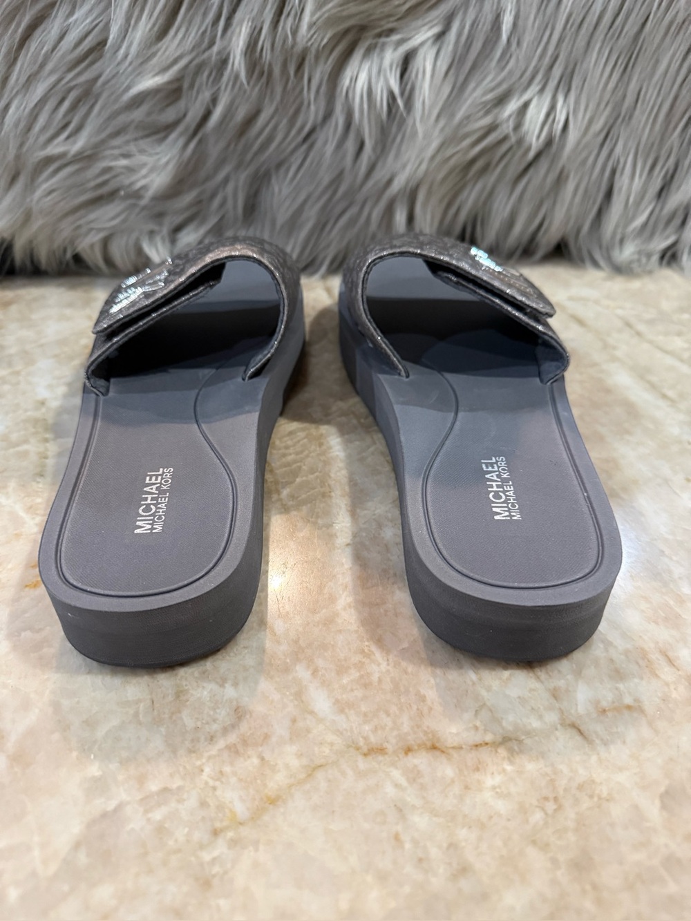 MICHAEL Michael Kors MK
Platform Glitter Pool Slide. Size 8 - Picture 10 of 11
